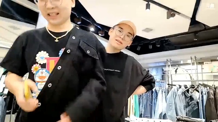 博哥带三小弟去买西装，发现实体店的很贵，不如网上的便宜