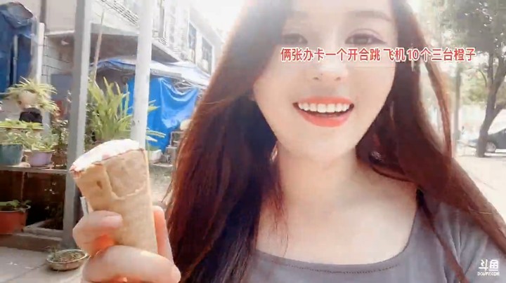 美女橙子和小朋友聊天好开心