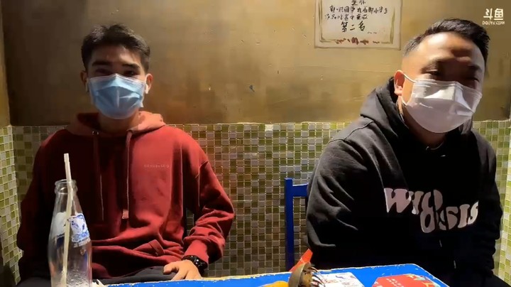 呆妹吃火锅中途要去补妆，让两个男粉丝直播聊天