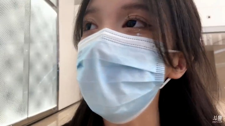 呆妹和童锦程逛街，呆妹想买袜子买不到，遇到了男粉丝