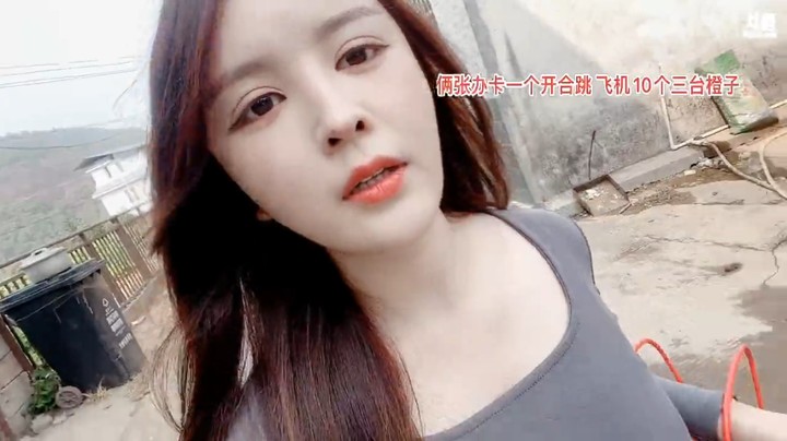 美女橙子在村里逛了几个小时，终于回家了