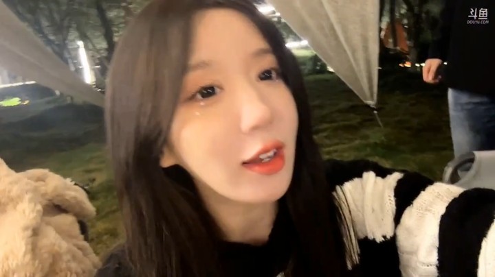 呆妹看美女跳舞很精彩啊