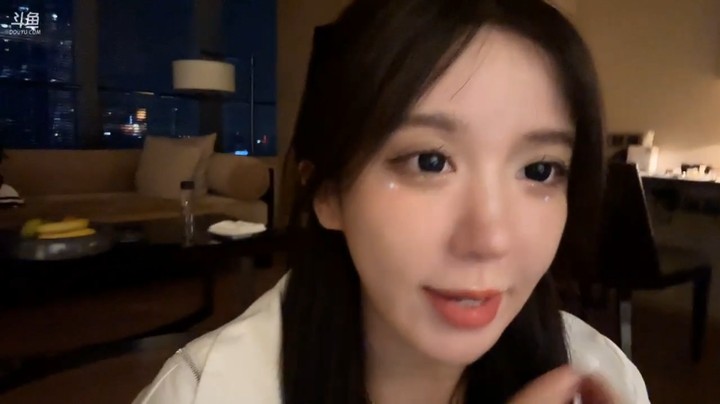 呆妹感叹穿高跟鞋太累了，还是平底鞋舒服啊