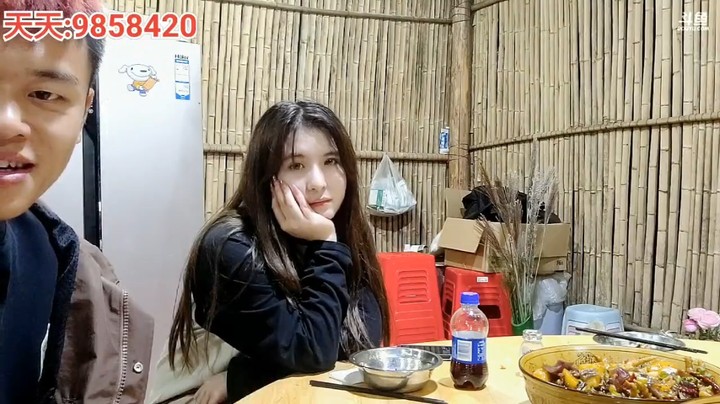 浩哥和美女天天吃完饭开始聊天