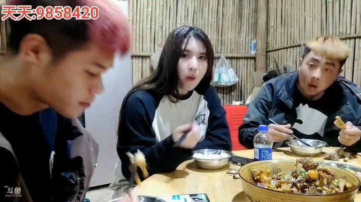 美女天天和周公子互相给对方夹菜，真是相亲相爱一家人啊