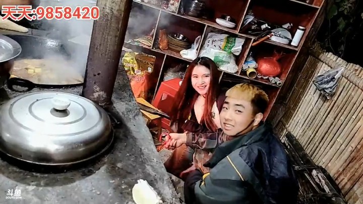 周公子喂美女吃东西，浩哥说我在的时候大哥可以来钓鱼