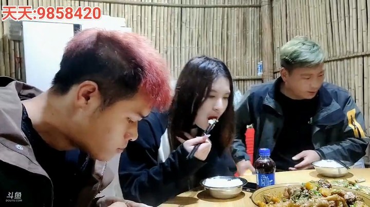 8点半浩哥和美女天天等人吃完饭了，伙食很好