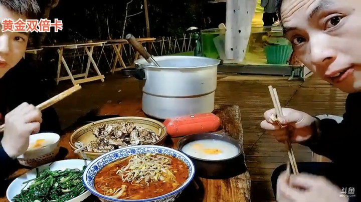 牙牙做的美食皮皮虾看起来很好吃，美女珂珂说你可以给我剥虾吗