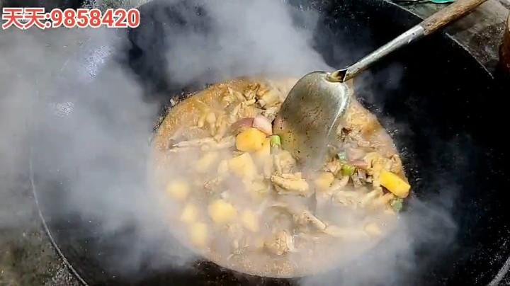 土豆炖排骨鸡爪做了半个多小时终于好了，美滋滋