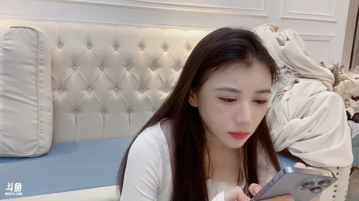 美女小姐姐在家玩手机，真好看啊