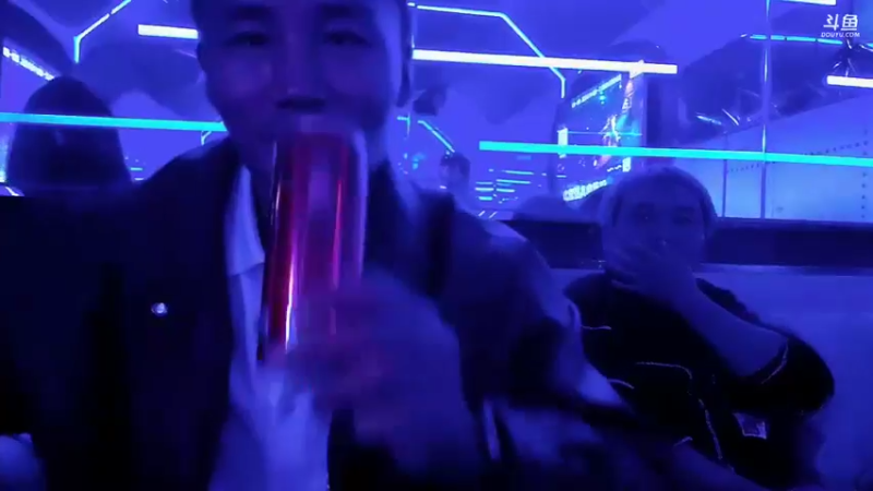 【2022-11-05 23点场】黑人毅：等2个妹子一起吃饭，晚上有生日局