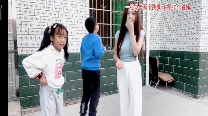 美女橙子在家和小朋友玩蹦床，好开心啊