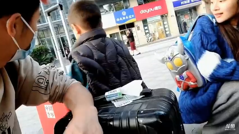 浩哥来杭州看老婆和儿子，大家说2岁多的儿子变帅了