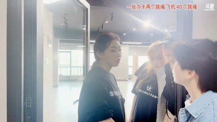 美女橙子宝马学舞蹈，600一节课 贵不贵