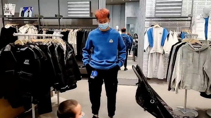 浩哥和王木木想买衣服，两个人聊起来了