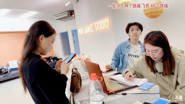 美女橙子去舞蹈室，想学跳舞