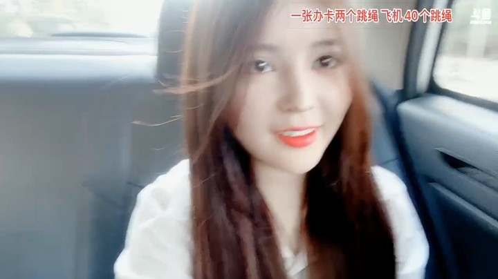 美女橙子在出租车上和师傅互动好搞笑