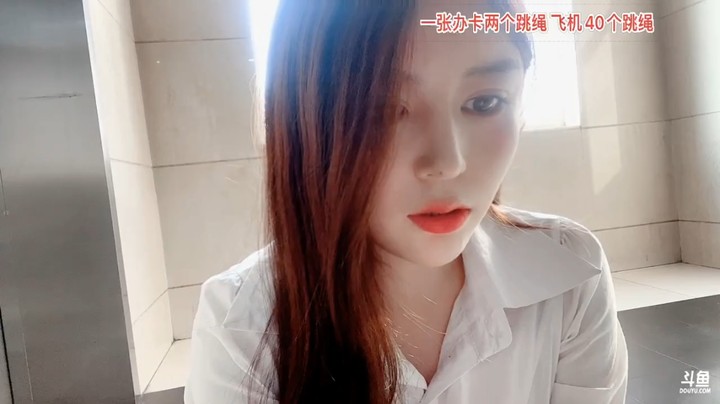 电梯卡，美女橙子走楼梯下楼