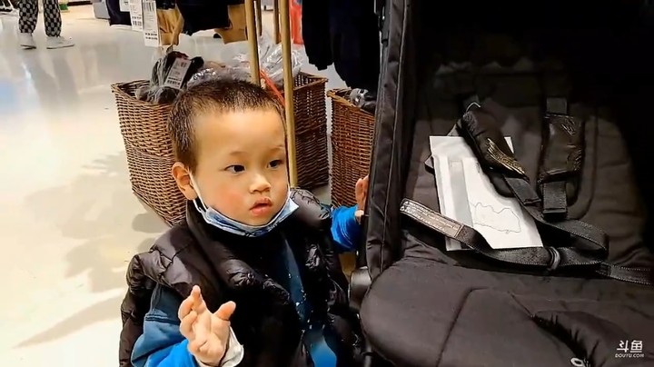 浩哥和王木木带着儿子去买推车，儿子还不想回家，哭着闹