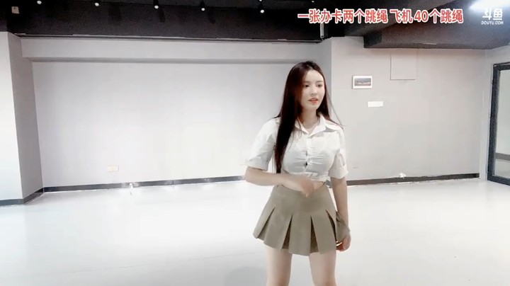 美女橙子学跳舞很可爱，很难学