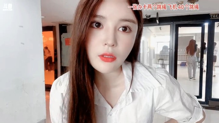 美女橙子来舞蹈室，但是这里有点卡