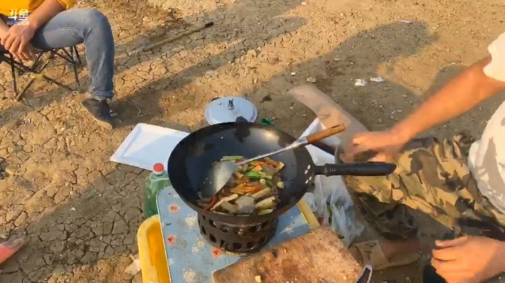户外做美食是真的爽，看起来就好吃啊