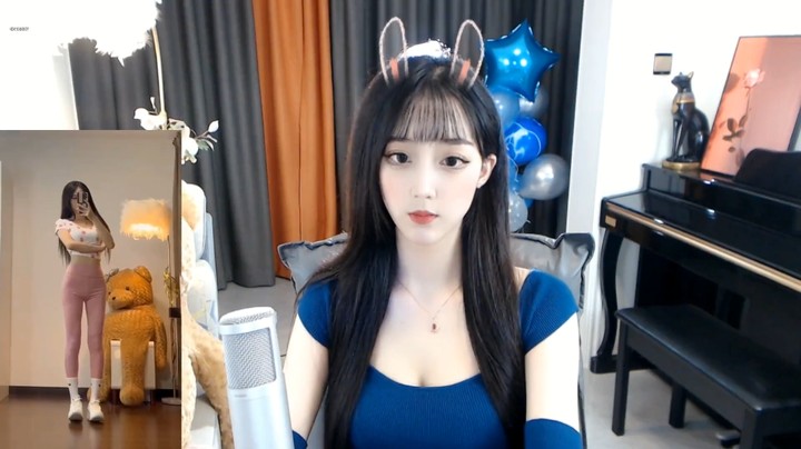 美女兔兔穿深蓝色衣服好漂亮啊