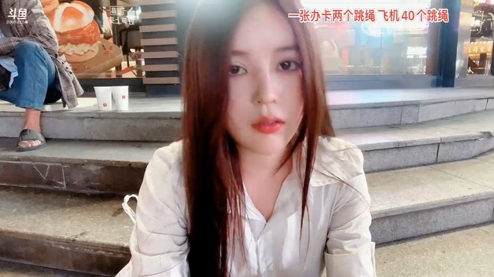 呆妹上号，导致美女橙子突然看不到弹幕，呆妹让她下，她看不到，好搞笑