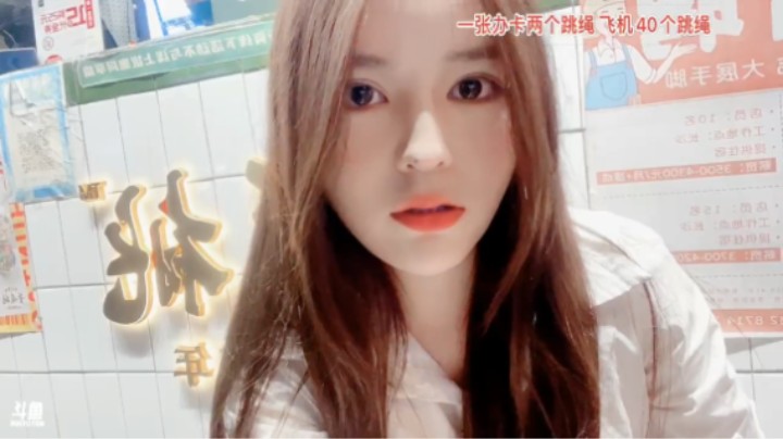 美女橙子逛街买吃豆腐吃，隔着屏幕都感觉这味道，她还要打包