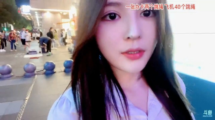 美女橙子在长沙逛街被人搭讪还想要她VX，路上的小姐姐好看