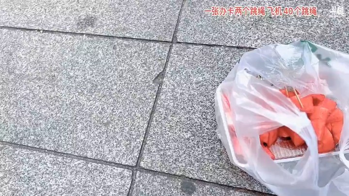 美女橙子在地上吃西瓜，讲究人啊