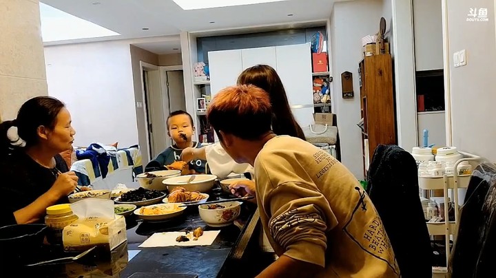 浩哥去杭州陪丈母娘老婆儿子吃饭，小魔王很听话很幸福啊