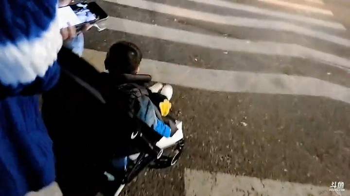 浩哥和王木木对儿子说有石头挡路怎么办，小魔王想搬石头，大家说莽夫啊