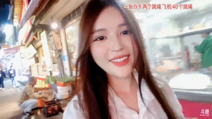 美女橙子学完跳舞逛街了，大哥送礼让跳绳，她说没绳子啊