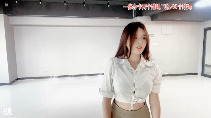 美女橙子终于开始学舞蹈了，舞蹈老师很耐心啊