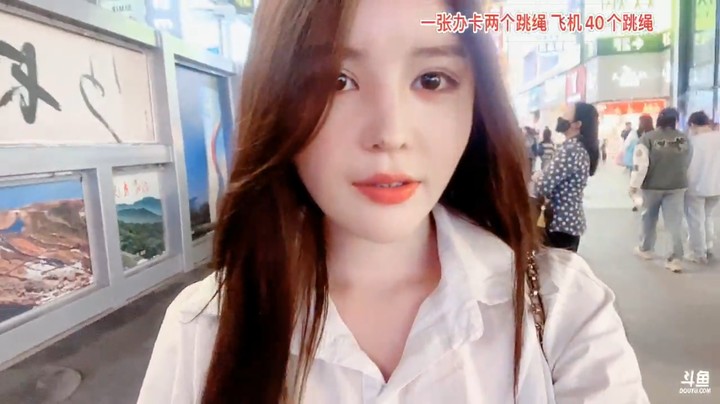 美女橙子真是社牛，用吃豆腐和别人换吃的，还表演打电话吹牛