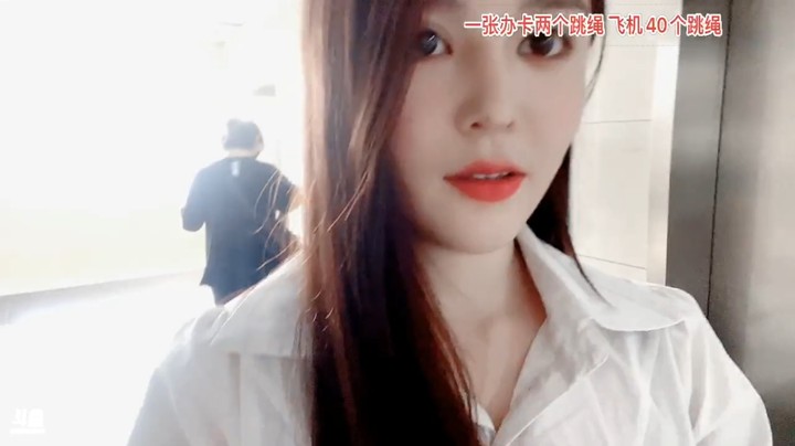 美女橙子在舞蹈室看别人跳舞，感觉不错