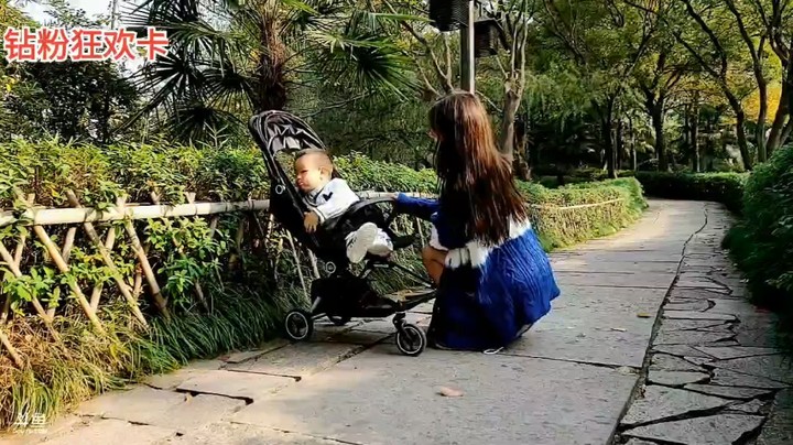 王木木带儿子游玩，顺便拍照，美滋滋