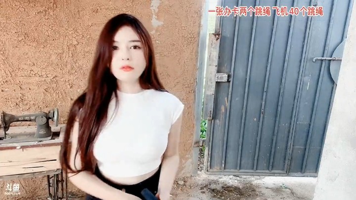 美女橙子看邻居在晒吃的，拿了点，吃完就跳绳，真可爱