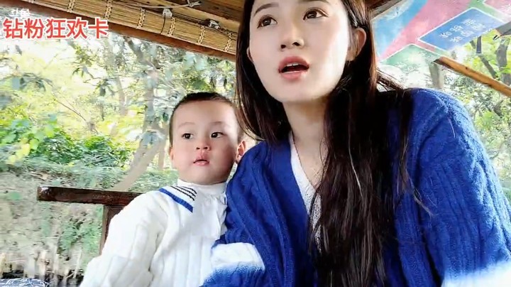 王木木带着儿子坐船，要做2小时，人都麻了