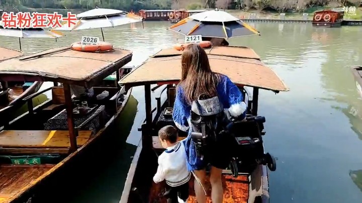 王木木带着儿子坐船，大家说摄影师的镜头拿的好稳