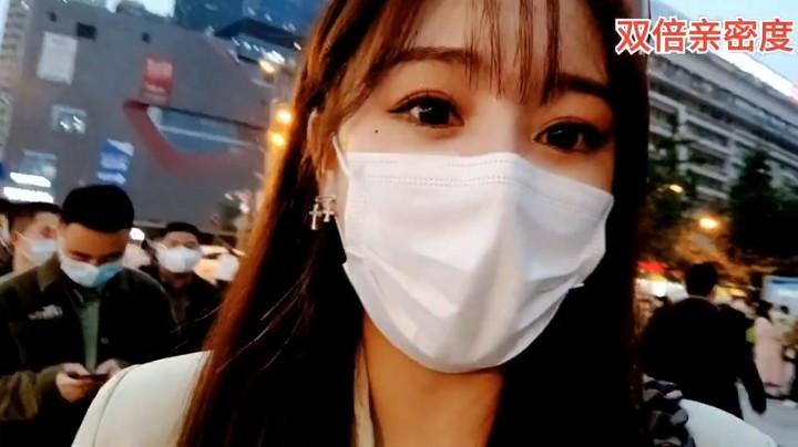 美女小姐姐在成都排队做核酸，她说我下播打游戏好强啊