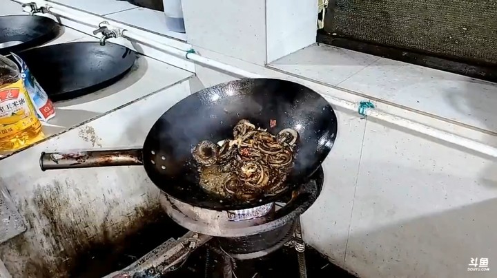 肖哥今晚吃大黑鱼和黄鳝，真是美滋滋，香的很