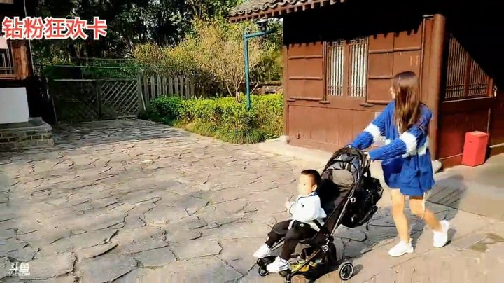 王木木带儿子逛湿地公园，小魔王坐车舒服