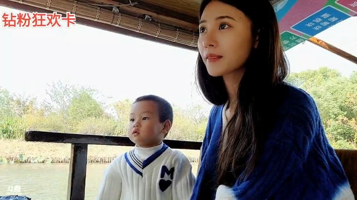 王木木带儿子去游玩，小魔王吃的开心啊