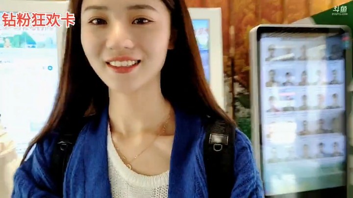 浩哥不在，王木木带儿子游玩，后面还有摄影师陪同