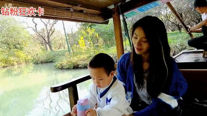 王木木带着儿子去游玩坐船好开心，摄影师帮忙拍照