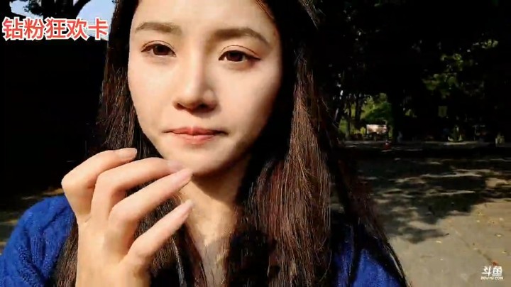 摄影师大哥很会推车，小魔王很开心，王木木笑了