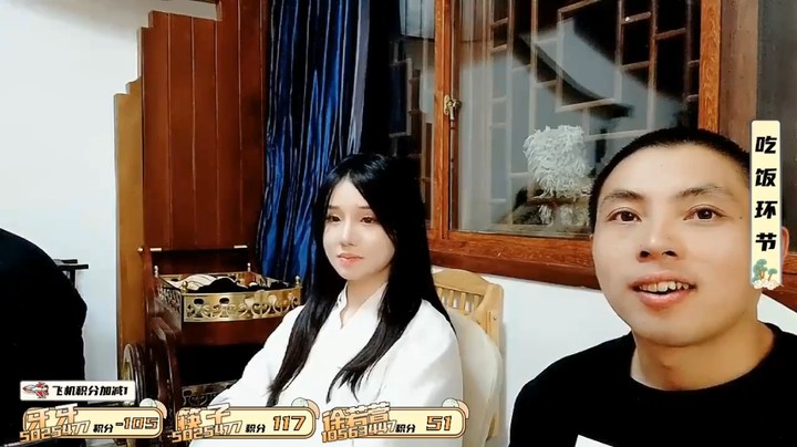 吃饭的时候牙牙看着大家聊天，有点插不上嘴