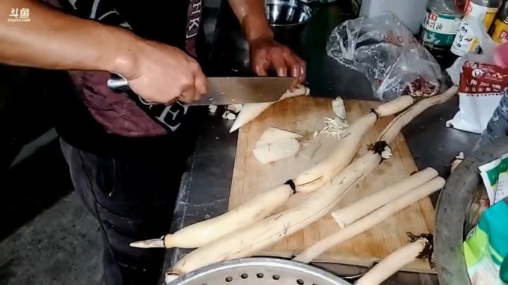 肖哥今晚又吃好的，美滋滋啊